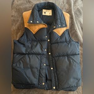 Men’s Medium Woolrich vest. Vintage but good condition.